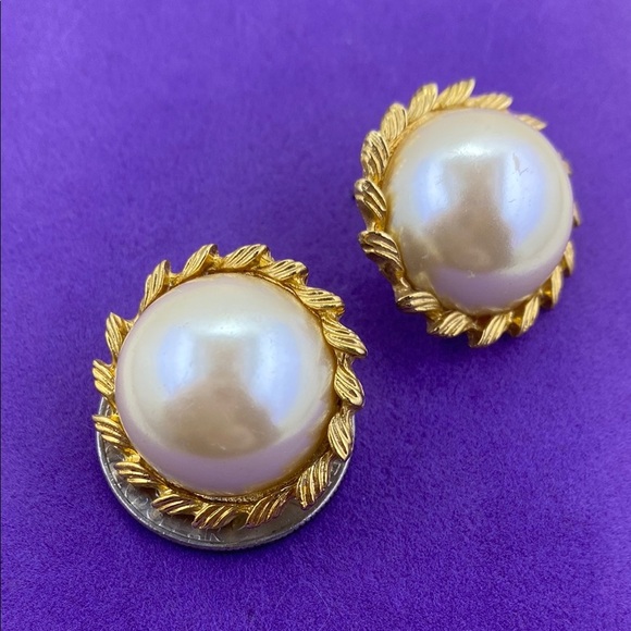 💛 Vintage Gold & Cream Faux Pearl Earrings - Picture 3 of 5